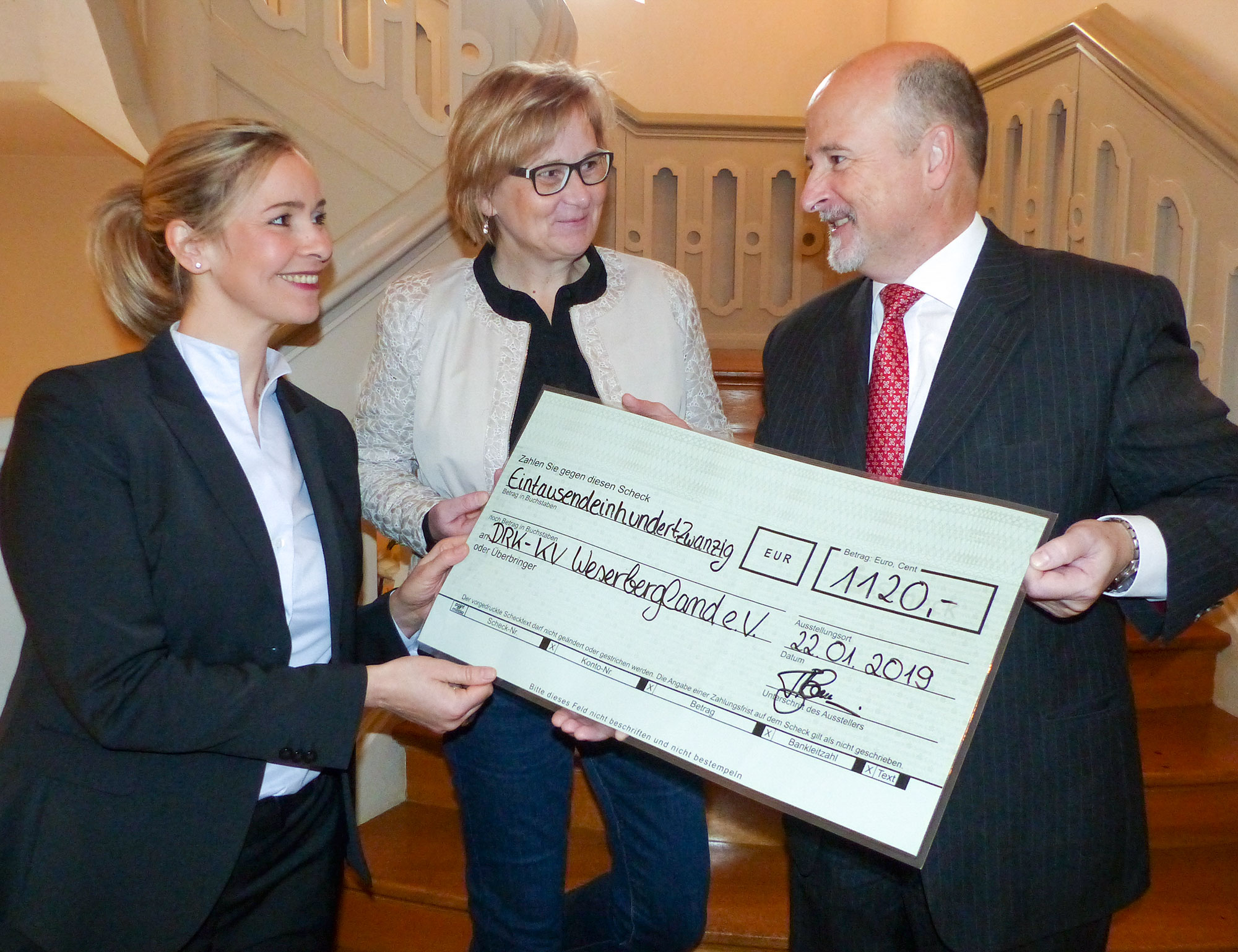 Anika Pohlmann und Thomas Bonanni vom Schlosshotel Münchhausen überreichen einen Spendenscheck in Höhe von 1120 Euro an Anke Fuchs vom DRK (Mitte).