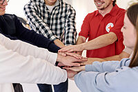 Eine Gruppe von Menschen, die die Hände übereinander legt