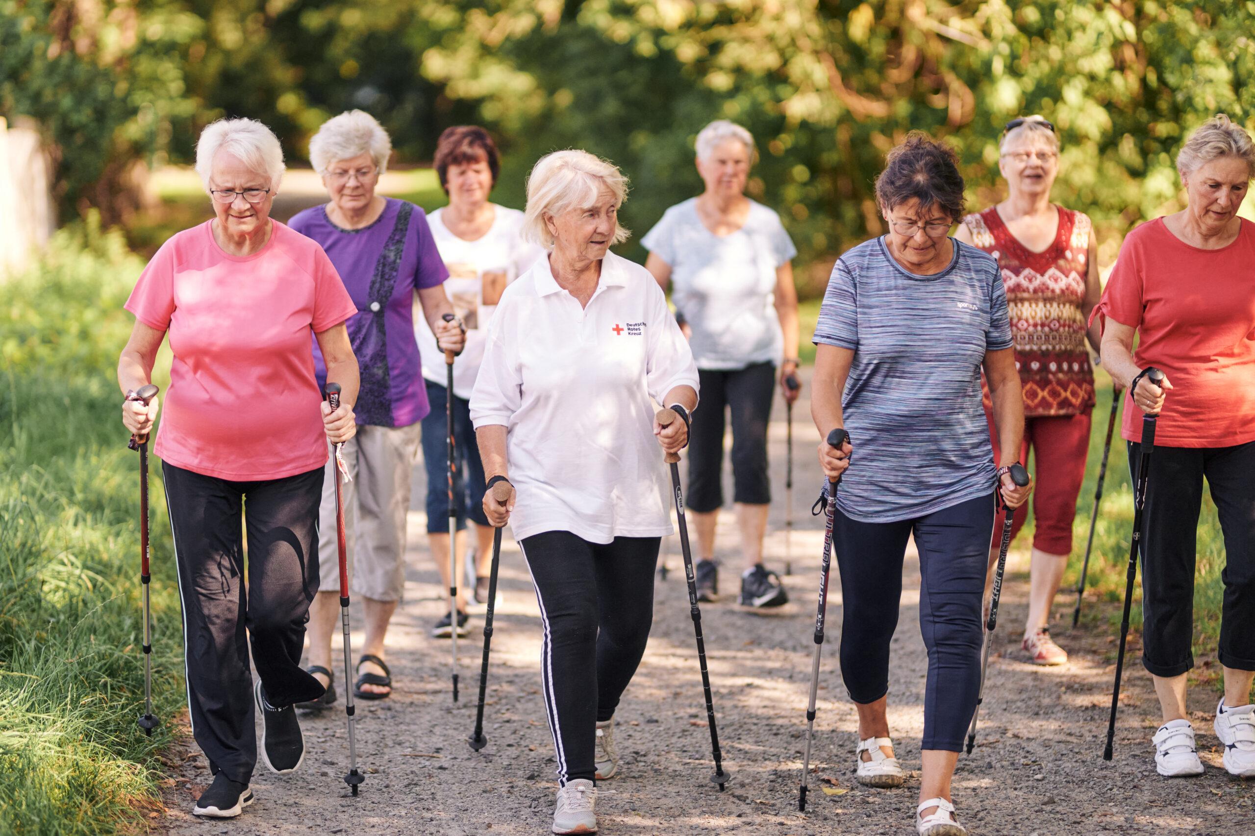 Haus der Generationen in Groß Leuthen: Trainerin und Teilnehmerinnen beim Nordic Walking in der Umgebung

- 08.09.2023