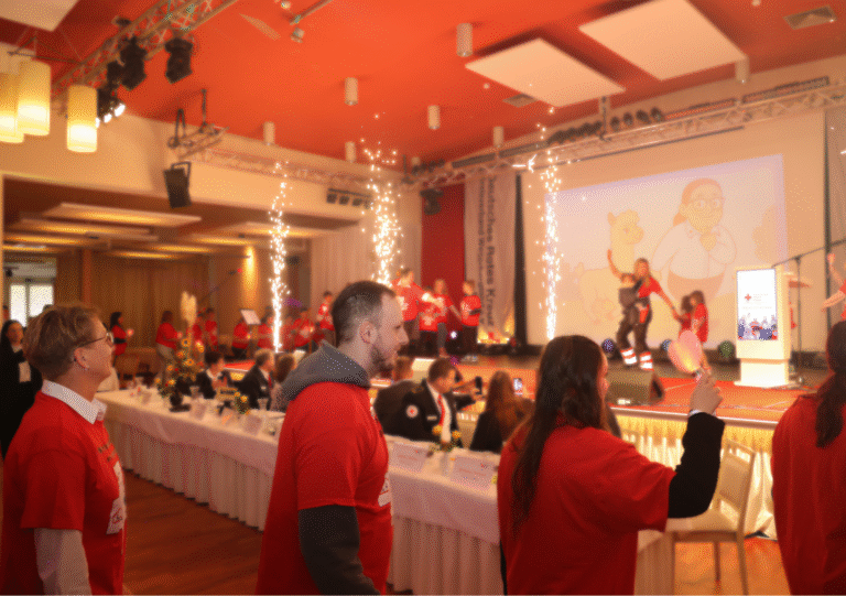 Das _große Finale_ des öffentlichen Teils - der Auftritt der Kinder- und Jugendlichen mit eigenem Song und Feuerwerk