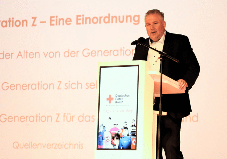 Dr. Georg Robra, 1. Kreisrat des Landkreises Hameln-Pyrmont bei seiner Gastrede über das Thema Generation Z